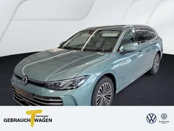Grün Gebraucht 2024 VW Passat Elegance Kombi | 37.770 € (Guter Preis)