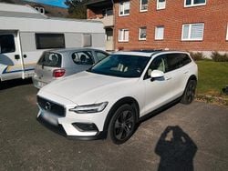 Weiß Gebraucht 2021 Volvo V60 CC Kombi | 27.000 € (Fairer Preis)