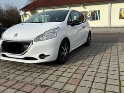 Weiß Gebraucht 2015 Peugeot 208 Kleinwagen | 4.050 € (Superpreis)