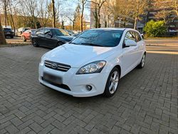 Weiß Gebraucht 2008 Kia Ceed Kleinwagen | 2.490 € (Etwas zu teuer)
