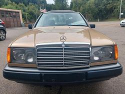 Gold Gebraucht 1987 Mercedes E200 Limousine | 3.990 €