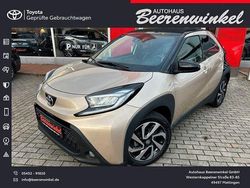 Ginger beige metallic/ night sky black Gebraucht 2024 Toyota Aygo Basis Kleinwagen | 18.290 € (Fairer Preis)