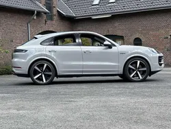Grau Gebraucht 2023 Porsche Cayenne SUV | 115.790 € (Teuer)