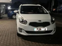 Weiß Gebraucht 2015 Kia Carens Van / Kleinbus | 6.400 €