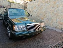 Grün Gebraucht 1993 Mercedes E200 Limousine | 5.700 €