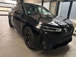 Schwarz (saphirschwarz metallic) Gebraucht 2025 BMW iX Sport Line SUV | 75.900 € (Etwas zu teuer)