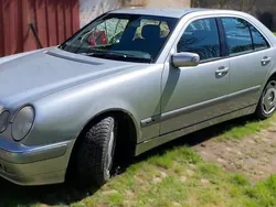 Silber Gebraucht 2000 Mercedes E240 Limousine | 700 €