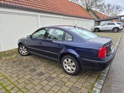 Blau Gebraucht 2000 VW Passat Limousine | 2.100 € (Etwas zu teuer)
