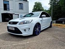 Weiß Gebraucht 2009 Ford Focus ST Limousine | 15.500 €
