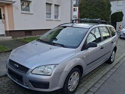 Silber Gebraucht 2005 Ford Focus Trend Limousine | 1.999 € (Guter Preis)