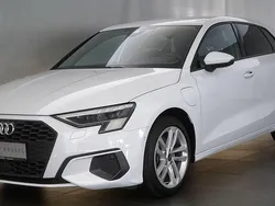 Weiß Gebraucht 2022 Audi A3 Sportback Ambiente Kombi | 24.990 € (Guter Preis)