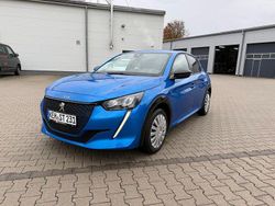 Blau metallic Gebraucht 2022 Peugeot e-208 Allure Kleinwagen | 19.290 € (Etwas zu teuer)