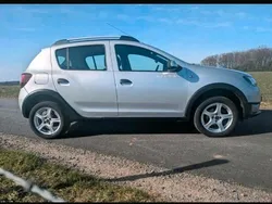 Silber Gebraucht 2015 Dacia Sandero Stepway Kleinwagen | 5.600 € (Etwas zu teuer)