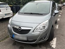Grau Gebraucht 2010 Opel Meriva Design Edition Van / Kleinbus | 4.100 € (Guter Preis)