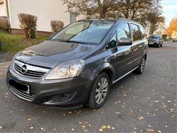 Grau Gebraucht 2010 Opel Zafira Van / Kleinbus | 1.990 €