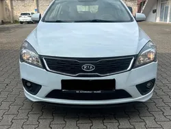Schwarz Gebraucht 2011 Kia Ceed Attract Limousine | 3.900 € (Guter Preis)