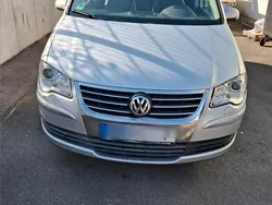 Grau Gebraucht 2009 VW Touran Van / Kleinbus | 6.400 € (Etwas zu teuer)