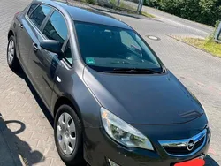 Grau Gebraucht 2012 Opel Astra Limousine | 6.500 € (Etwas zu teuer)