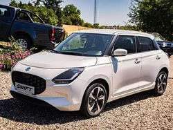 Pure white pearl metallic Neu 2025 Suzuki Swift Comfort+ Limousine | 21.690 €
