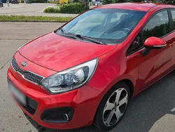 Rot Gebraucht 2013 Kia Rio 2 Kleinwagen | 5.500 € (Fairer Preis)