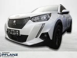 Weiss Gebraucht 2023 Peugeot 2008 Allure SUV | 24.985 € (Etwas zu teuer)
