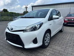 Weiß Gebraucht 2013 Toyota Yaris Hybrid Life Kleinwagen | 9.399 € (Fairer Preis)