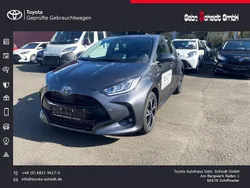 Grau Neu 2025 Toyota Yaris Hybrid Limousine | 27.280 € (Etwas zu teuer)