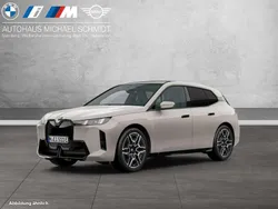 Dune grey Neu 2025 BMW iX M Sport SUV | 84.444 € (Fairer Preis)