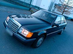 Blau Gebraucht 1991 Mercedes E200 Limousine | 6.850 €