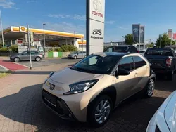 Ginger beige (4u9)/ black mica Gebraucht 2023 Toyota Aygo Pulse Kleinwagen | 16.980 € (Fairer Preis)