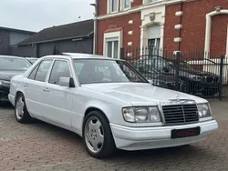 Weiß Gebraucht 1992 Mercedes E200 Limousine | 9.999 €