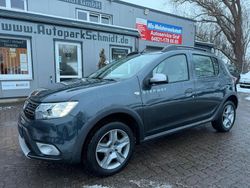 Grau Gebraucht 2017 Dacia Sandero Stepway Limousine | 8.699 € (Fairer Preis)