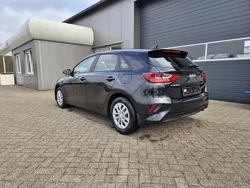 Pearl black metallic pearl black metallic Gebraucht 2025 Kia Ceed Vision Limousine | 23.338 € (Superpreis)