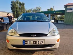 Silber Gebraucht 2000 Ford Focus Ambiente Limousine | 1.000 € (Guter Preis)