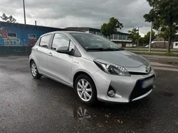 Silber Gebraucht 2014 Toyota Yaris Hybrid Edition Kleinwagen | 9.500 € (Guter Preis)