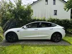 Weiß Gebraucht 2022 Tesla Model 3 Standard Range Plus Limousine | 27.000 € (Fairer Preis)