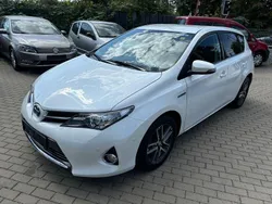 Weiß Gebraucht 2014 Toyota Auris Hybrid Life+ Limousine | 10.300 € (Fairer Preis)