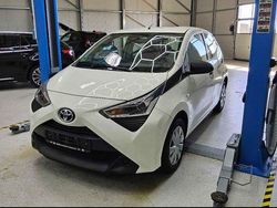 Weiß Gebraucht 2021 Toyota Aygo Kleinwagen | 7.990 € (Superpreis)