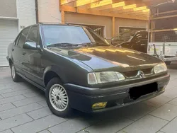 Grün Gebraucht 1993 Renault R9 Limousine | 4.999 €