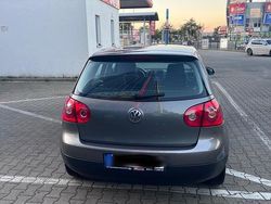 Grau Gebraucht 2004 VW Golf V Kleinwagen | 1.850 €