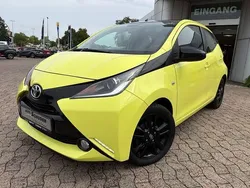 Lemonfresh gelb metallic Gebraucht 2016 Toyota Aygo Basis Kleinwagen | 7.990 € (Etwas zu teuer)