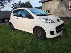 Weiß Gebraucht 2010 Peugeot 107 Kleinwagen | 1.990 € (Fairer Preis)