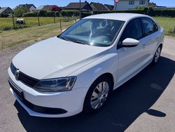 Weiß Gebraucht 2011 VW Jetta Trendline Limousine | 4.950 € (Etwas zu teuer)