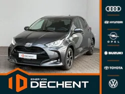 Grau Neu 2025 Toyota Yaris Hybrid Limousine | 26.990 € (Etwas zu teuer)