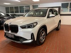 Mineralweiss (metallic) Gebraucht 2023 BMW X1 Performance SUV | 28.989 € (Fairer Preis)