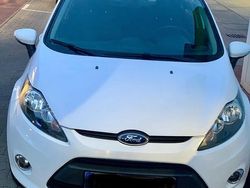 Weiß Gebraucht 2012 Ford Fiesta Limousine | 3.999 €