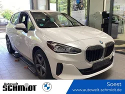Weiß Gebraucht 2022 BMW 218 Active Tourer Sport Line Van / Kleinbus | 32.770 €