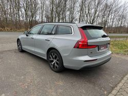 Grau Gebraucht 2023 Volvo V60 Core Kombi | 33.900 € (Fairer Preis)