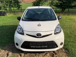 Weiß Gebraucht 2013 Toyota Aygo Kleinwagen | 3.290 € (Guter Preis)
