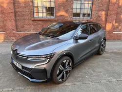 Grau Gebraucht 2023 Renault Mégane Iconic Limousine | 28.500 € (Guter Preis)